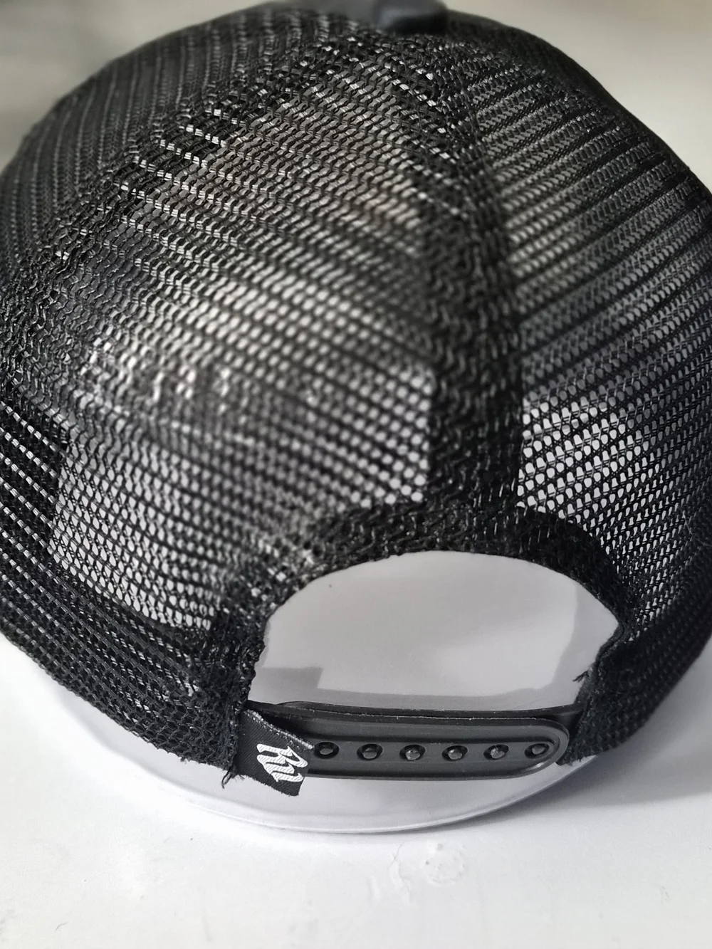 Rocawear Drippin Broken Heart Y2K Black Mesh Snapback Trucker‎ Hat